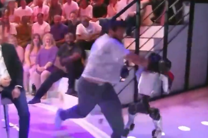 Čovjek se potukao sa robotima, pogledajte kako je završilo (VIDEO)