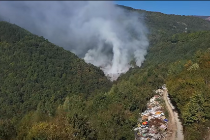 Pogledajte kako izgleda požar koji je zahvatio deponiju kod Goražda (VIDEO)