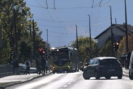 Maloljetnik koji je motociklom udario u trolejbus na Dobrinji zadobio povrede opasne po život