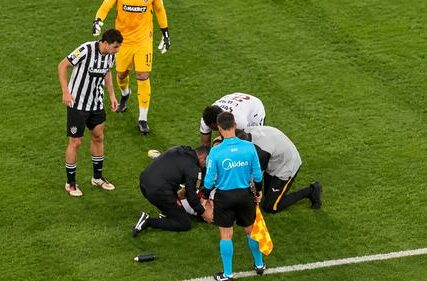 Uznemirujuće scene: Bivši fudbaler Crvene zvezde izgubio svijest nakon udarca u grudi (VIDEO)