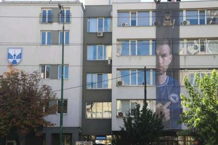 Na zgradi Općine Novo Sarajevo postavljeno platno s likom Edina Džeke