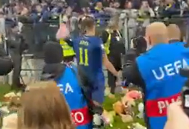 Stotine plišanaca poletjelo s tribina na oproštaju Edina Džeke (VIDEO)