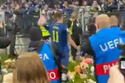 Stotine plišanaca poletjelo s tribina na oproštaju Edina Džeke (VIDEO)