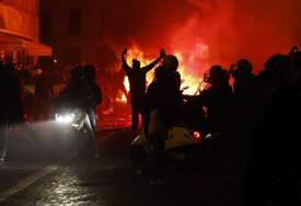 Francuska ušla u burnu noć: Blizu milion ljudi na ulicama, policijska granata raznijela šaku demonstrantu