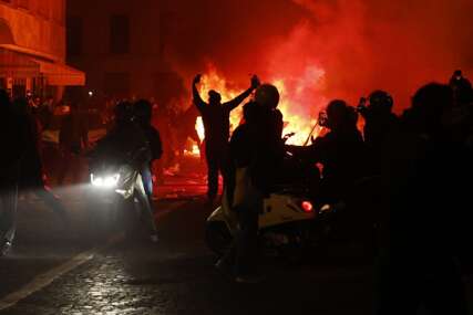 Francuska ušla u burnu noć: Blizu milion ljudi na ulicama, policijska granata raznijela šaku demonstrantu