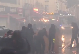 PROTESTI PRERASLI U NASILJE Suzavci, vodeni topovi, hapšenja na ulicama francuskih gradova… (VIDEO)