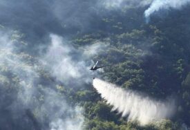 Jak vjetar otežava djelovanje helikoptera na požarištu na Čvrsnici