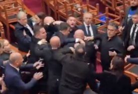 Haos u albanskom parlamentu: Zastupnici se potukli tokom sjednice