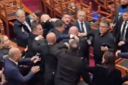 Haos u albanskom parlamentu: Zastupnici se potukli tokom sjednice