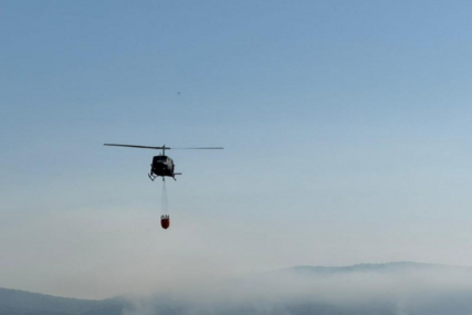 Požar na Čvrsnici i dalje aktivan, na požarištu djelovao i helikopter OS BiH