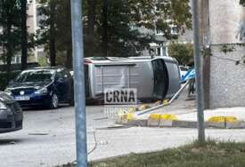 Nesreća na Ilidži: Sudar dva vozila, od siline udara, jedno završilo na boku