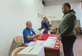 Jedan incident s nepravilnostima oko materijala zabilježen u Zenici, do 15 sati glasalo 23,8 posto