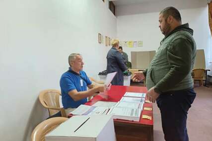 Jedan incident s nepravilnostima oko materijala zabilježen u Zenici, do 15 sati glasalo 23,8 posto