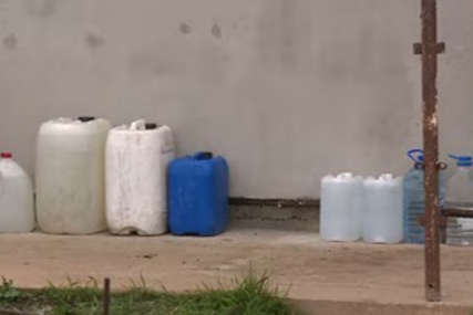 Voda u 21. vijeku u kantama i flašama! Stanovnici Kotorca i Butmira 2 MJESECA bez vode (VIDEO)