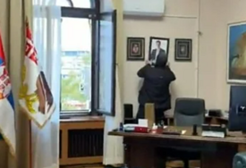 Građani ušli u kabinet gradonačelnika Kragujevca i iznijeli sliku Aleksandra Vučića