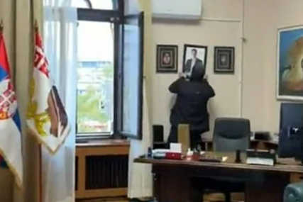 Građani ušli u kabinet gradonačelnika Kragujevca i iznijeli sliku Aleksandra Vučića