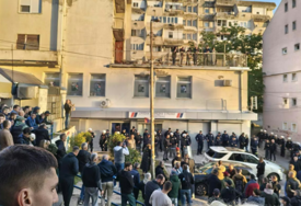 U Lazarevcu pronađene uniforme, čekići, palice - policija iz prostorija SNS izvela jednu osobu!