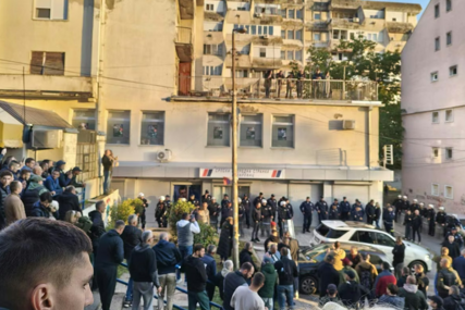 U Lazarevcu pronađene uniforme, čekići, palice - policija iz prostorija SNS izvela jednu osobu!