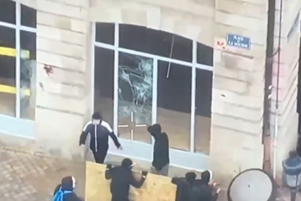 Kip u Bordeauxu išaran grafitima, na kafiću razbijeni prozori (VIDEO)