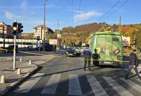 Teška saobraćajna nesreća na Dobrinji, motocikl udario u trolejbus