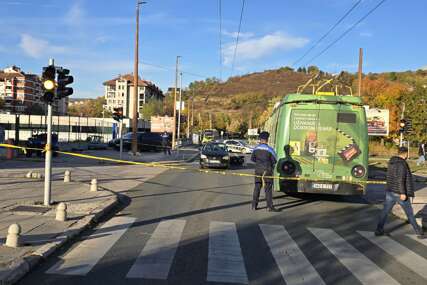 Teška saobraćajna nesreća na Dobrinji, motocikl udario u trolejbus