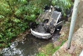 Stravična nesreća: Automobil udario u betonski stub pa završio na krovu u kanalu pored puta