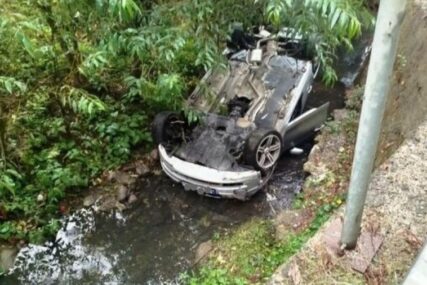 Stravična nesreća: Automobil udario u betonski stub pa završio na krovu u kanalu pored puta