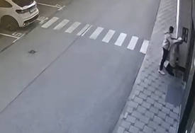 Starija žena opljačkana na ulici u centru Sarajeva: Brutalno razbojništvo zabilježile su kamere