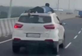 VIDEO Policajac u Indiji skočio na krov automobila švercera. Vozili se 40 kilometara