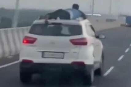 VIDEO Policajac u Indiji skočio na krov automobila švercera. Vozili se 40 kilometara