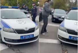 (VIDEO) Policija privela muškarca u Beogradu, on izašao na druga vrata vozila
