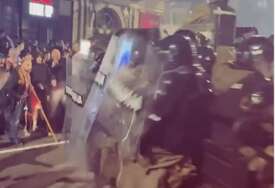 VIDEO Pogledajte noćašnji žestoki sukob građana i policije u Beogradu