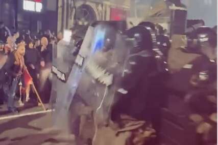 VIDEO Pogledajte noćašnji žestoki sukob građana i policije u Beogradu