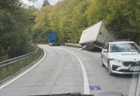 Kamionu se otkačila prikolica na putu Kladanj – Olovo, policija na terenu