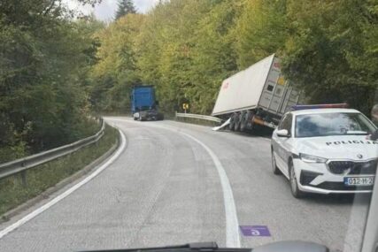 Kamionu se otkačila prikolica na putu Kladanj – Olovo, policija na terenu