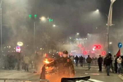 LUDILO NA ULICAMA PRIŠTINE! Povrijeđeno najmanje 18 osoba, među kojima je šest policajaca