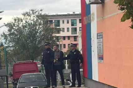 Sarajlija osumnjičen da je na zidu u Istočnom Sarajevu napisao "genocidaši", policija ga odvela na mjesto događaja