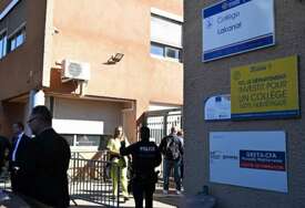 Učenik (14) ranio direktora i nastavnicu, unio pušku u školu skrivenu u futroli za gitaru
