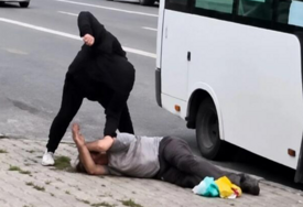 ŠOKANTAN INCIDENT Žena izbacila muškarca iz autobusa i pretukla ga, putnici sve posmatrali