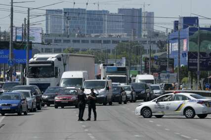 Rusi pogodili ključni most u Kijevu prepun automobila