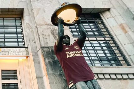 FK Sarajevo povodom 80 godina kluba izradio novi dres, "obukli" su i kralja Tvrtka! (FOTO)