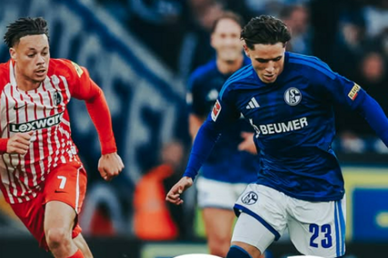 Schalke poražen uprkos igraču više, Freiburg senzacionalno preuzeo vrh Bundeslige
