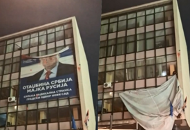 Građani u Novom Sadu skinuli plakat Vojislava Šešelja sa zgrade radikala