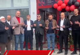 TURSKI APSURDISTAN Otvorili svečano "sexy shop", podigli ruke u zrak i počeli doviti na sav glas! (VIDEO)