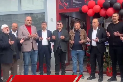 TURSKI APSURDISTAN Otvorili svečano "sexy shop", podigli ruke u zrak i počeli doviti na sav glas! (VIDEO)