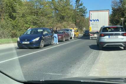 Lančani sudar kod Srebrenika: Učestvovala četiri vozila, saobraćaj usporen