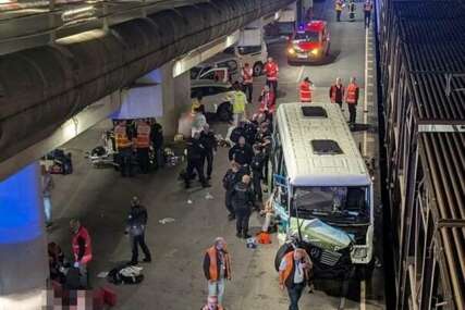 Sudar teretnog voza i autobusa u Francuskoj, povrijeđeno najmanje 19 osoba