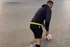 JEL MU TREBA "NACRTATI"? Sudija ušao u vodu do koljena da provjeri može li se igrati utakmica!? (VIDEO)