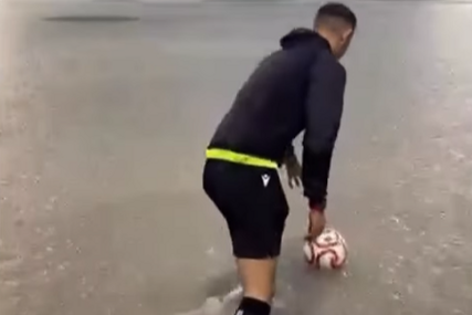 JEL MU TREBA "NACRTATI"? Sudija ušao u vodu do koljena da provjeri može li se igrati utakmica!? (VIDEO)