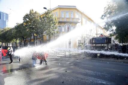 Nakon protesta u Albaniji suspendirano sedam policajaca, protiv 388 osoba pokrenut krivični postupak